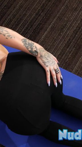 Busty Ophelia Rain loves herself in yoga pants
