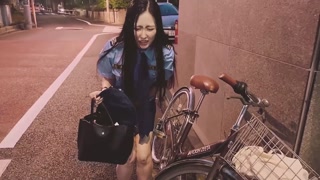 婦警お漏らし!?不審者に説教中、ガマン限界を超えてしまう女警察官ドラマ ｜おしがま,素人,日本人,無修正,おもらし,おしっこ,尿,野外,個撮,コスプレ,警察,美脚,手コキ,射精,フェラ失禁ぶっかけ顔射