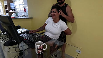 Nicoly Mattos n&atilde_o resistiu e deu o cuzinho no sof&aacute_ da recep&ccedil_&atilde_o depois de mamar o pau do chefe no escrit&oacute_rio