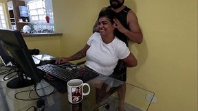 Nicoly Mattos n&atilde_o resistiu e deu o cuzinho no sof&aacute_ da recep&ccedil_&atilde_o depois de mamar o pau do chefe no escrit&oacute_rio