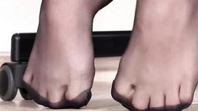 ”Segretaria in collant e Louboutin shoeplay e piedi sul tavolo”