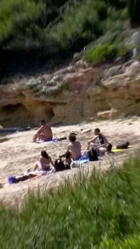 Riskanter Bums oberhalb des oeffentlichen Strandes   Clip 1