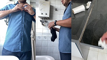 Limpando a goza que deixei na cozinha após me masturbar !