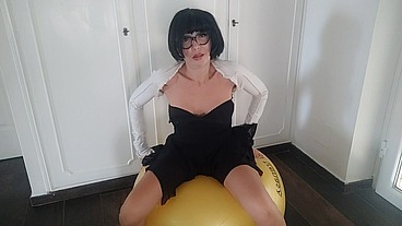 the pilates ball is not suitable for peeing, but i piss on it anyway