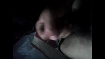 Mesti&ccedil_o moreno claro batendo punheta com sua linda rola