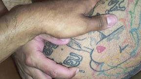 um cara tatuado e barbudo sexy fodido com forca por um negao roludo.