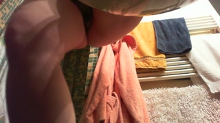 In bagno con me! Pipì, mi lavo la mia figa pelosa e i miei piedini