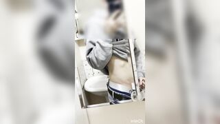 Дрочу в ванной перед зеркалом