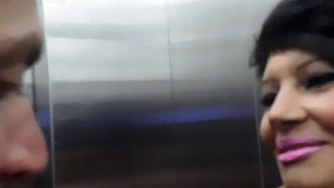 ENCONTRE AL VECINO EN EL ASCENSOR Y SE LA CHUPE DIVINO