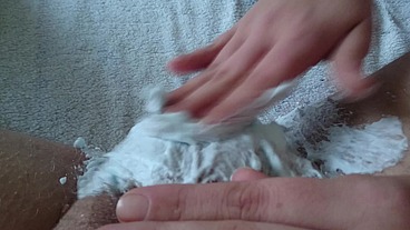Pflegerisch erregende Rasur vom Arschloch und Hodensack