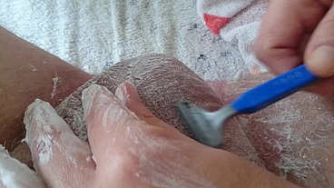 Pflegerisch erregende Rasur vom Arschloch und Hodensack