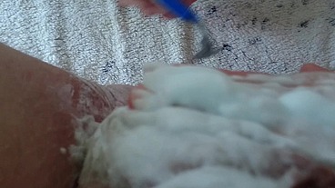 Pflegerisch erregende Rasur vom Arschloch und Hodensack