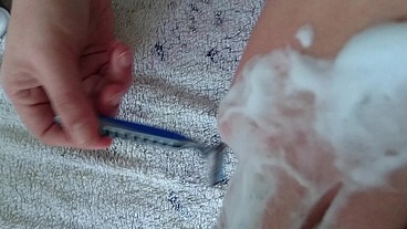 Pflegerisch erregende Rasur vom Arschloch und Hodensack