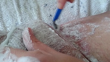 Pflegerisch erregende Rasur vom Arschloch und Hodensack