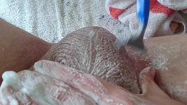 Pflegerisch erregende Rasur vom Arschloch und Hodensack