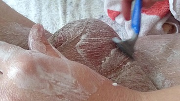 Pflegerisch erregende Rasur vom Arschloch und Hodensack