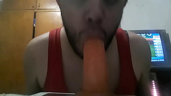 Chupando el juguete de mami 3