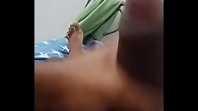 Me masturbo solo en la cama