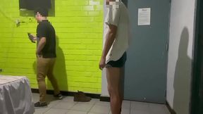 Maduro pide ayuda a recepci&oacute_n de su hospedaje por un problema t&eacute_cnico. El joven de Roomservice acude al llamado del hu&eacute_...