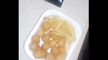 Meu primeiro gozo na comida dela