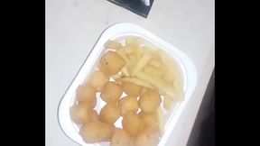 Meu primeiro gozo na comida dela