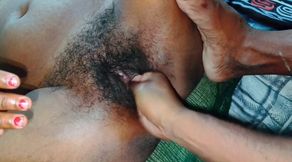 Devar ne bhabhi ke chut me pura hanth ghusa diya.desi aunty ke hairy bur me parosi chacha ne chod diya.indian sexy viral video