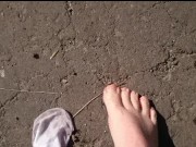 Weiße Sneaker Socken in der Pfütze