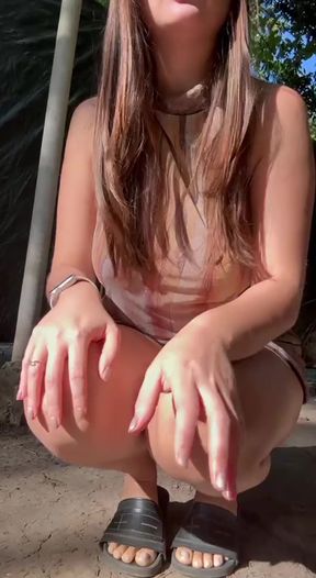 Public park milf shows off her juicy pussy while sitting