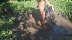 Leather dress and muddy masturbation pleasure