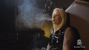 Smoker in the throne FHD MP4