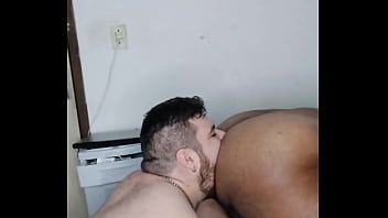 TBT Farmac&ecirc_utico Pagou Pro Gordo Comer Ele No Pelo (COMPLETO NO SHEER E RED)