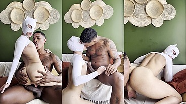 O NEGÃO DE PAU DURO FUDENDO GOSTOSO NO SOFÁ