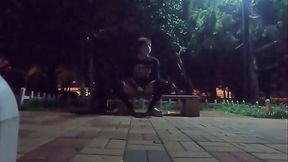 Novinho mamou em pra&ccedil_a p&uacute_blica e gozou se exibindo com risco de flagra