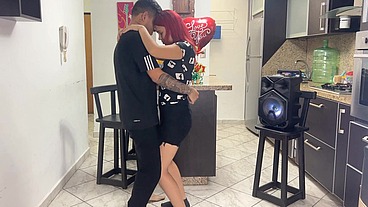 No Me Gusta que mi Novia Traiga a su Mejor Amigo a nuestra Fiesta porque Cuando Baila Regueton el le Frota la Polla en su Culo NTR Netorare