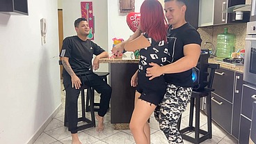 No Me Gusta que mi Novia Traiga a su Mejor Amigo a nuestra Fiesta porque Cuando Baila Regueton el le Frota la Polla en su Culo NTR Netorare