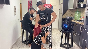 No Me Gusta que mi Novia Traiga a su Mejor Amigo a nuestra Fiesta porque Cuando Baila Regueton el le Frota la Polla en su Culo NTR Netorare