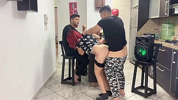 No Me Gusta que mi Novia Traiga a su Mejor Amigo a nuestra Fiesta porque Cuando Baila Regueton el le Frota la Polla en su Culo NTR Netorare