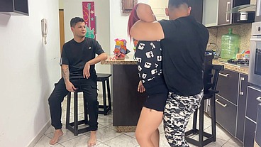 No Me Gusta que mi Novia Traiga a su Mejor Amigo a nuestra Fiesta porque Cuando Baila Regueton el le Frota la Polla en su Culo NTR Netorare
