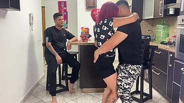 No Me Gusta que mi Novia Traiga a su Mejor Amigo a nuestra Fiesta porque Cuando Baila Regueton el le Frota la Polla en su Culo NTR Netorare