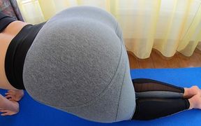 Check Out How I Do Yoga in My Form-fitting Leggings