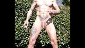 Branlette et exhib &agrave_ poil dans le jardin