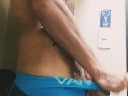 Caliente en el baño del trabajo The Fenixxx 69 juega con su vergota...
