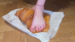 Size 43 and full 6‘6 power smashing a giant croissant! Amazon Joy enjoys it a lot