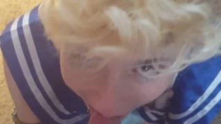 Amatorka cosplayu Sailor Moon obciąga kutasa z perspektywy pierwszej osoby, z lustrem za plecami.