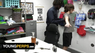 粗暴性爱，异族 口交，粗暴，射精，无套，颜射，舔肛，舔舐，支配，被抓，办公室 – 美国青少年德文·特雷兹的肛交三人行