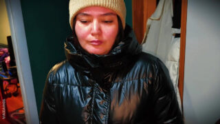 Видео от первого лица, на котором грязная анальная шлюха скачет на толстом члене в своей тугой заднице.