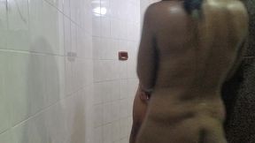 metidinha de baixo do chuveiro com a pretinha tesuda