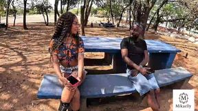 negao pauzudo, fode com novinha que encontrou na praca. negao pauzudo, viu novinha casada dando bobeira e comeu a safada sem do e fez tomar leite.