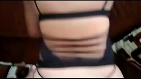 Gritona empinada en tanga de hilo dental