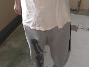【4K】スウェットパンツで散歩しながらお漏らし放尿 Pee in sweatpants while taking a walk